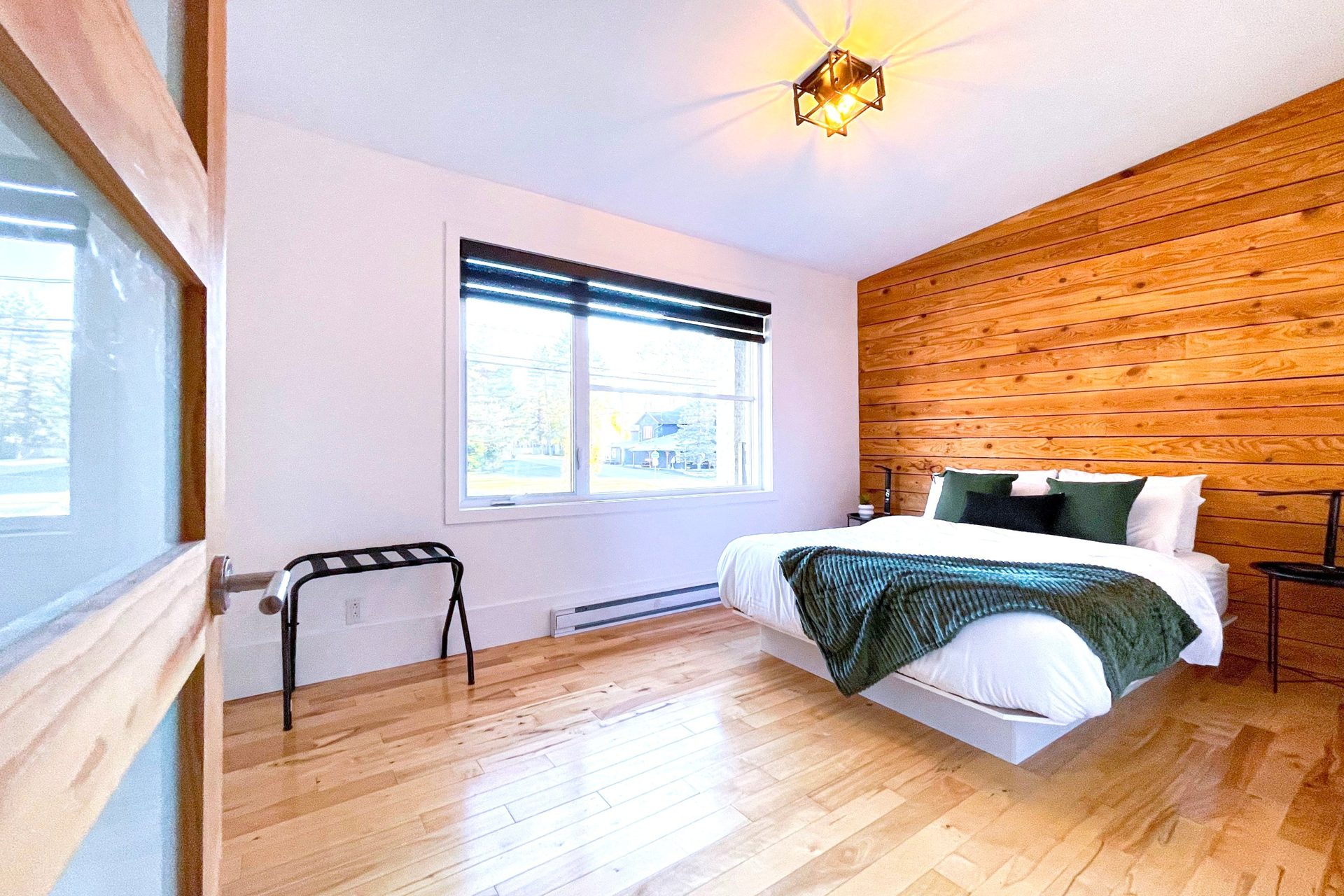 Chambre avec mur de bois – Le Champery 4